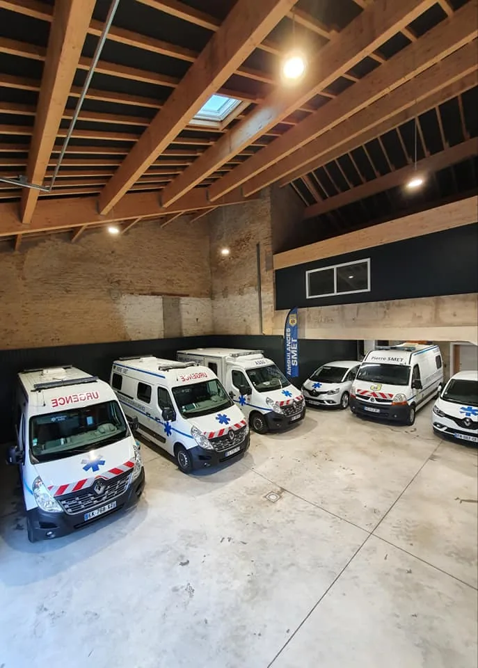 Remise des véhicules des Ambulances SMET