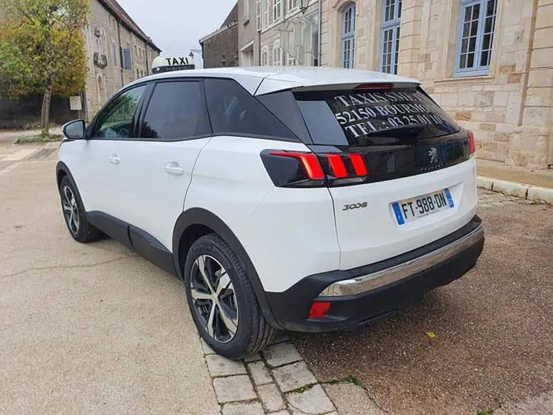 Taxi blanc dans une rue locale